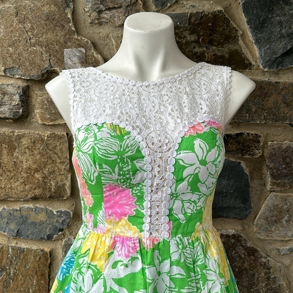 Lilly Pulitzer Raegan Hibiscus Stroll Print Lace Inset Fit & Flare Dress Size 4 - Picture 4 of 13